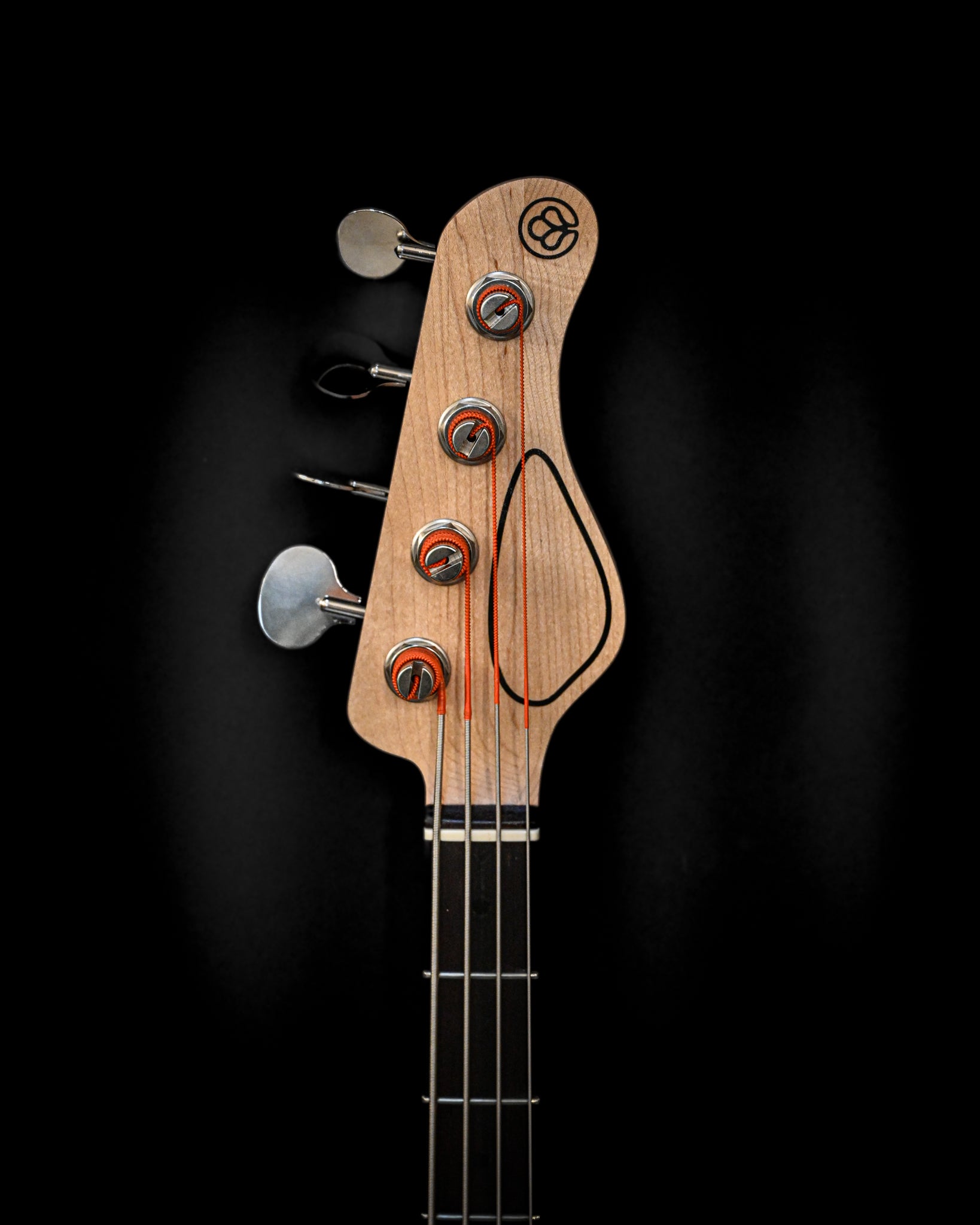 Belforti Instruments E3 意大利 Smalt 低音吉他琴头特写。