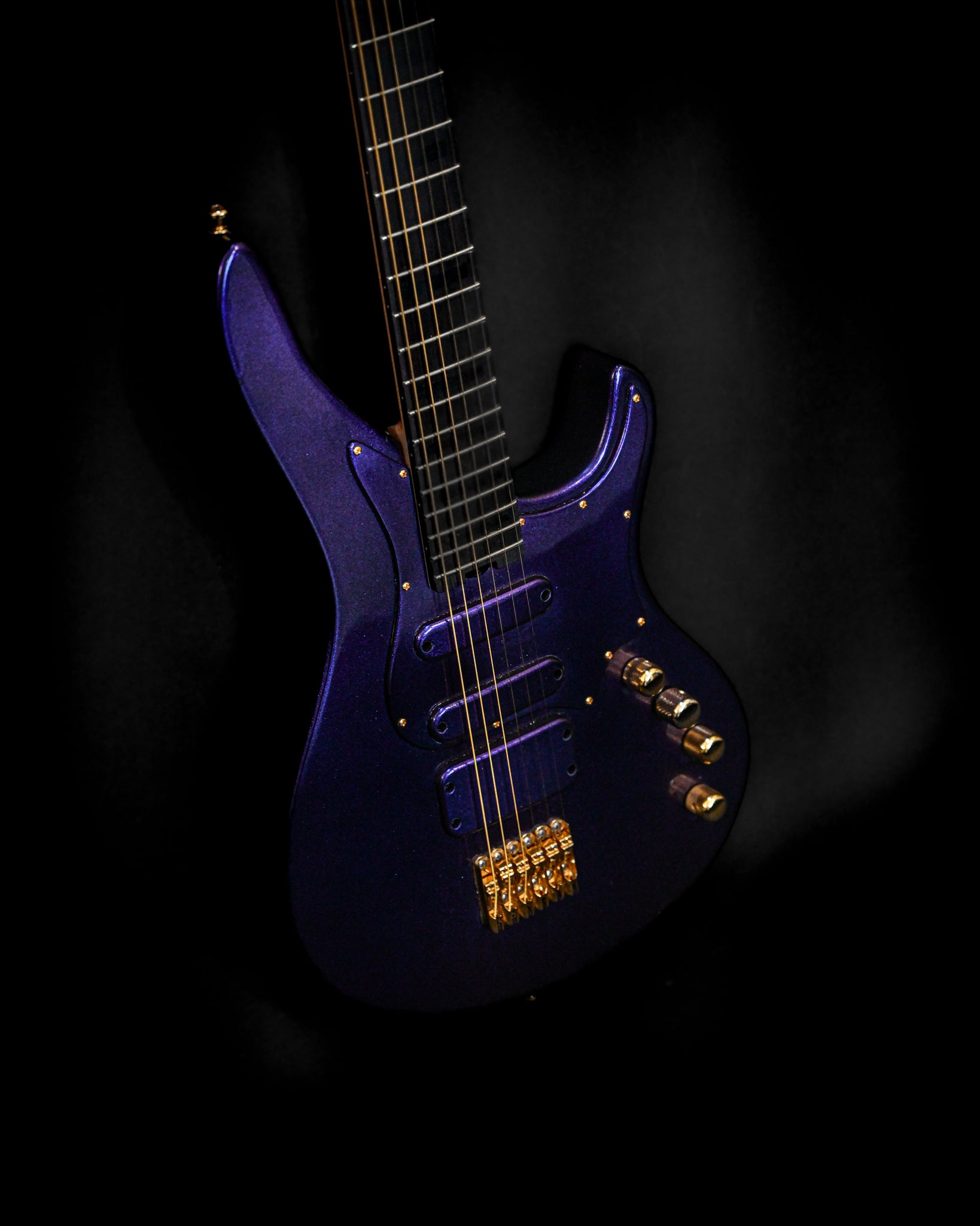 E7 - Cosmo（Colorshift）吉他侧视图，突出了其引人注目的变色琴身和金色装饰。