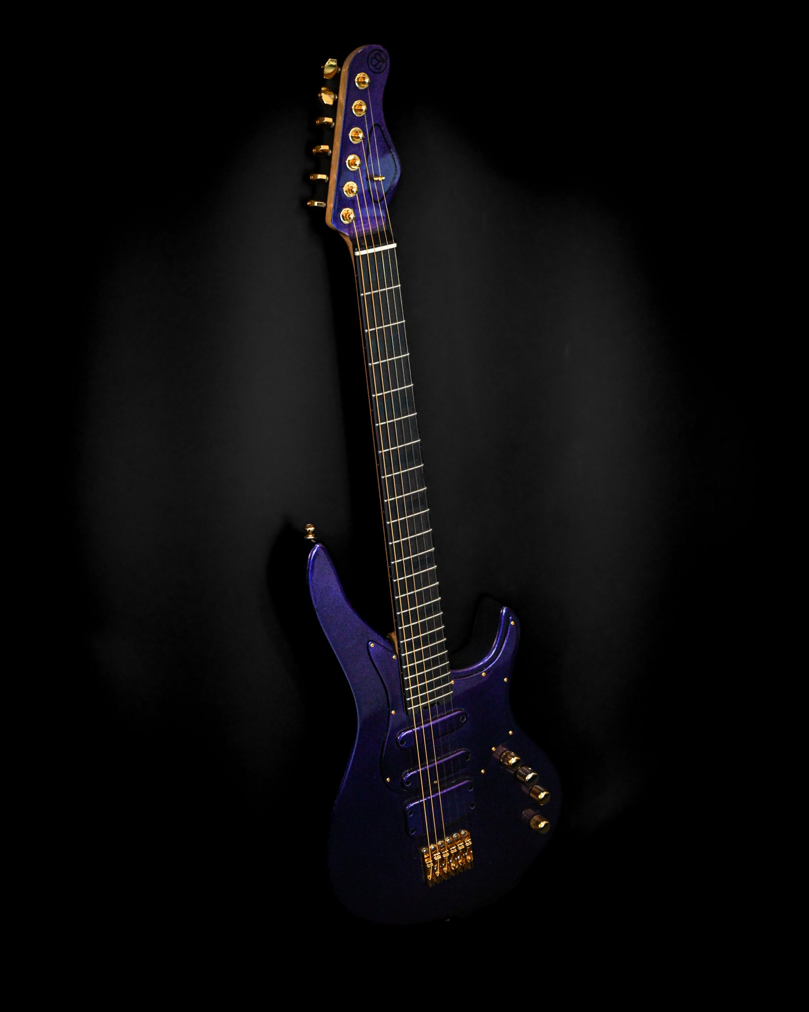 E7 - Cosmo（Colorshift）吉他在黑色背景的衬托下呈现出鲜艳的蓝紫色。