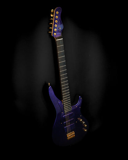 E7 - Cosmo（Colorshift）吉他在黑色背景的衬托下呈现出鲜艳的蓝紫色。