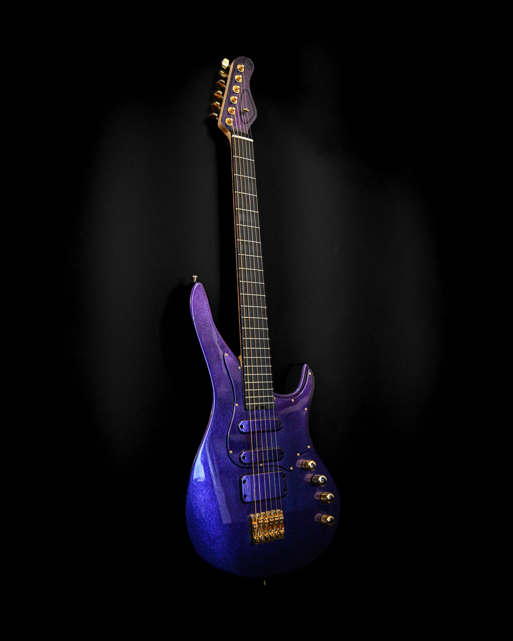 E7 - Cosmo（Colorshift）吉他的全貌，绚丽的色彩饰面和金色装饰令人眼前一亮。