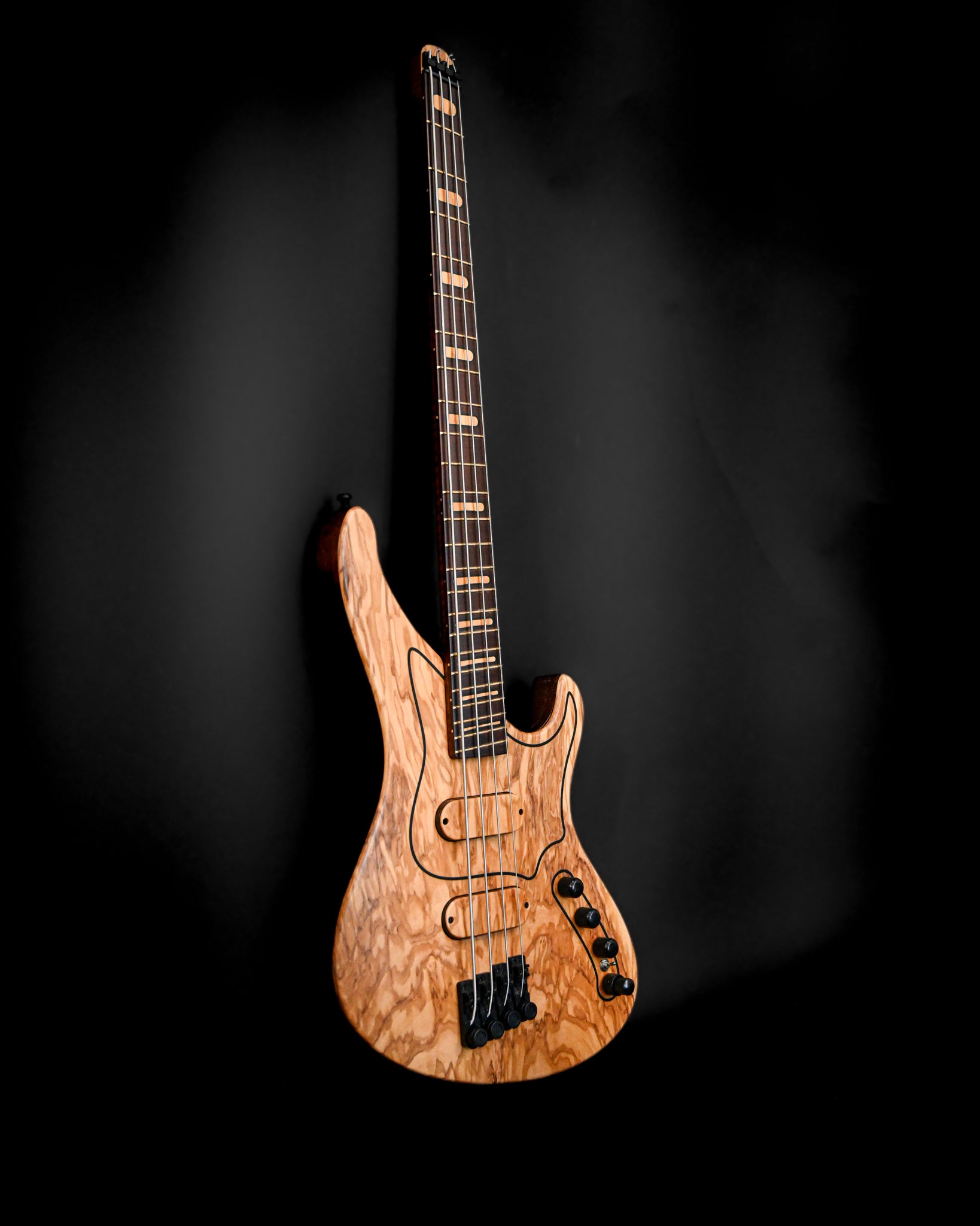由 Belforti Instruments 手工制作的 M 系列定制低音提琴的艺术视角，展现出优雅的线条和设计。