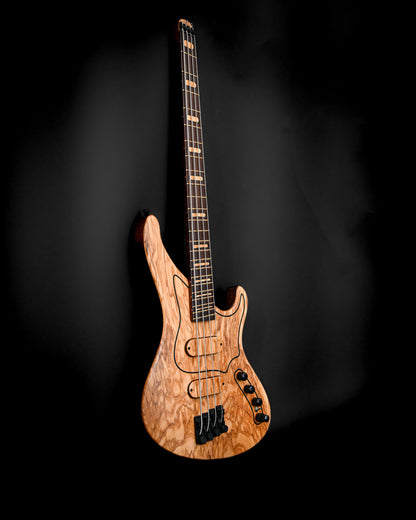 由 Belforti Instruments 手工制作的 M 系列定制低音提琴的艺术视角，展现出优雅的线条和设计。