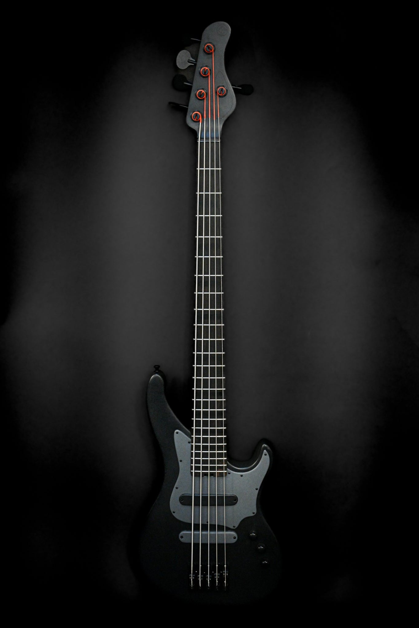 Belforti Instruments 推出的 E3 Lorraine Coal 5 弦贝司吉他，以深色背景衬托出 Lorraine Coal 灰色漆面的时尚设计。